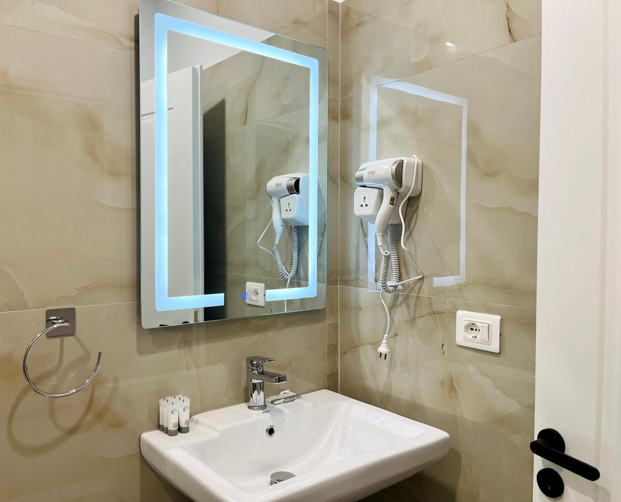 Mili Hotel بيرات المظهر الخارجي الصورة